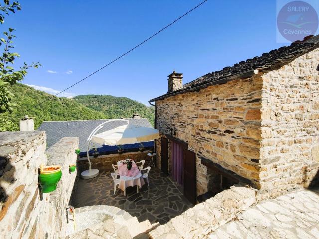 Charmante maison en pierre, terrasses ensoleillées et douceur de