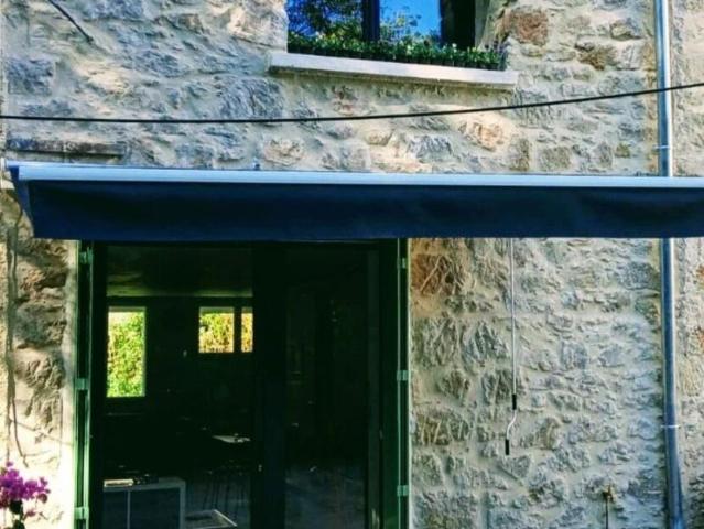 Charmante maison en pierre vendue entièrement meublée avec 2 chambres, une agréable terrasse et une excellente entreprise de location saisonnière