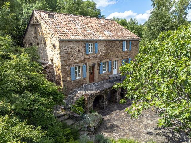 Charmante maison en pierre vue exceptionnelle sur la vallé. 156m² Broquiès