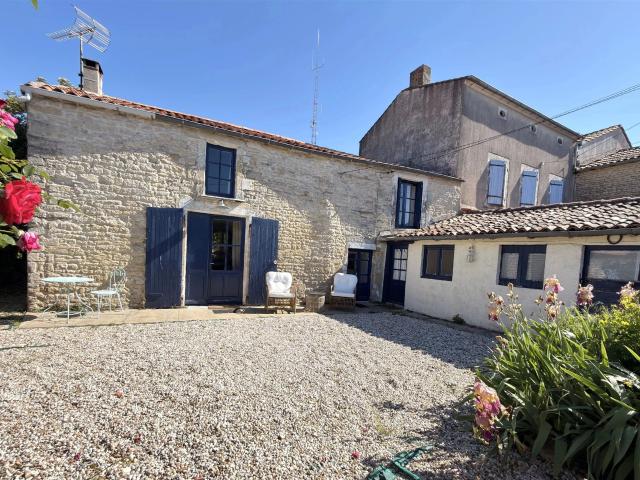 Charmante maison en pierre au cœur du village avec jardin et. 93m² Villefagnan