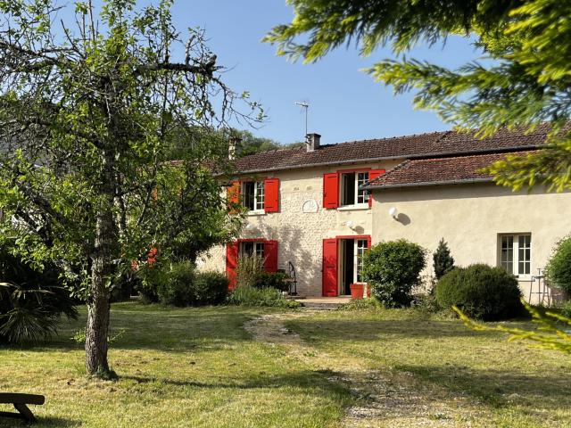 Charmante maison en pierre au cœur d’un village vivant