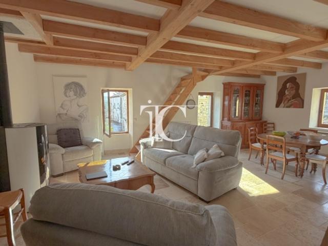 Charmante maison en pierre avec cour et dépendances