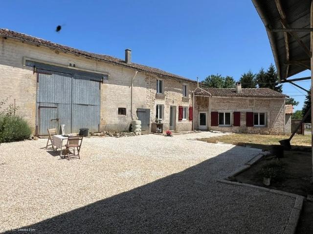 Charmante Maison en Pierre avec Dépendances et Cour Intime 154m² Sauzé Vaussais