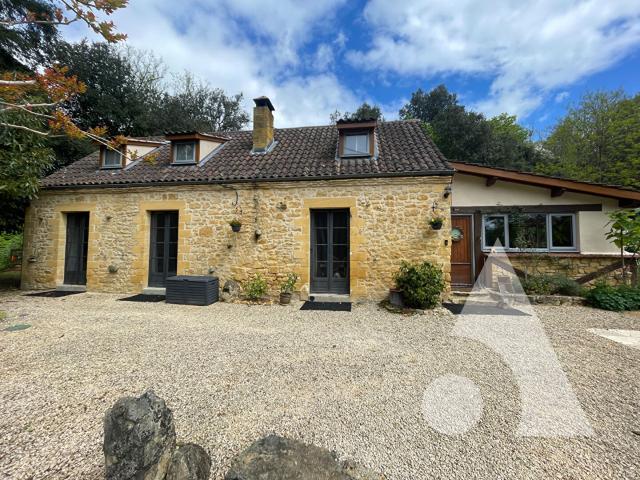 Charmante maison en pierre avec gîte, sur plus de 2 hectares de terrain à Sainte Mondane