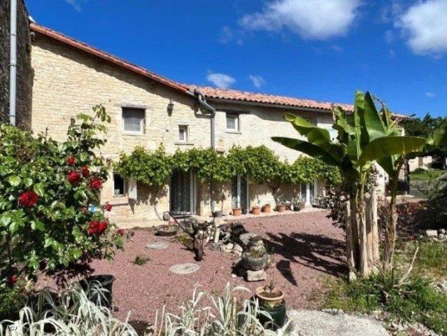 Charmante maison en pierre avec jardin dans un village 175m² Salles de Villefagnan
