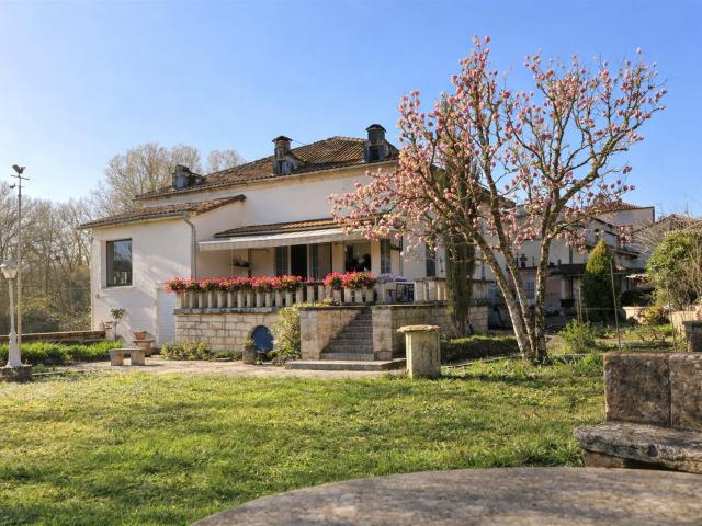 Charmante maison en pierre avec jardin et terrasse panoramiq. 205m² Bourdeilles