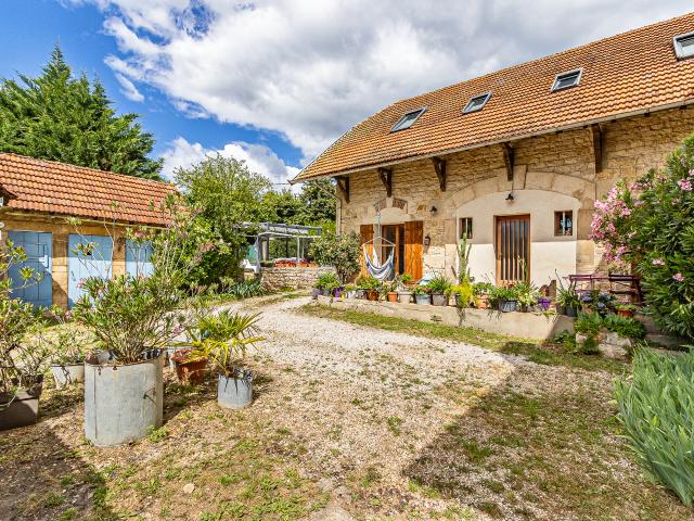 Charmante maison en pierre avec jardin, piscine et dépendances Commerces à pied