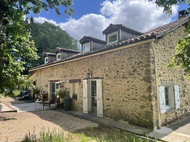 Charmante maison en pierre avec piscine à Videix 120m² Rochechouart