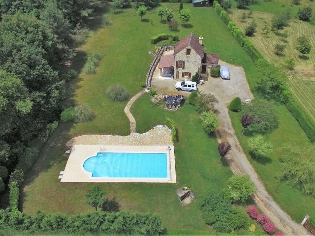 Charmante maison en pierre avec piscine à distance de marche. 95m² Cazals