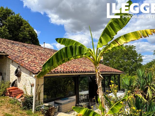 Charmante maison en pierre avec piscine, proche Chalais & Aubeterre, alliant cachet, confort et intimité