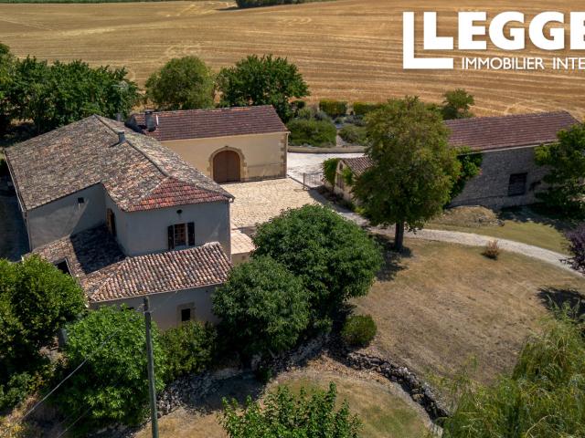 Charmante maison en pierre avec studio, granges, piscine et vue sur la campagne
