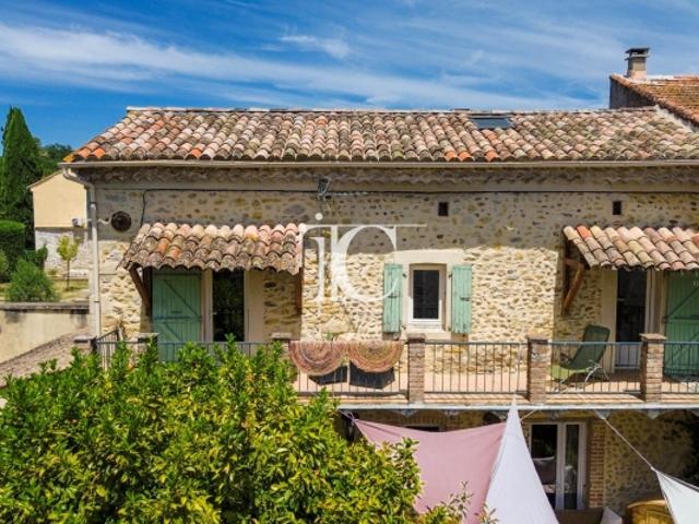 Charmante maison en pierre avec terrasse et cour intérieure au cœur d'un village authentique