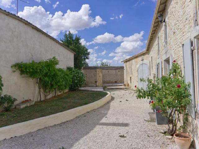 Charmante maison en pierre avec trois chambres et deux salle. 132m² Villefagnan