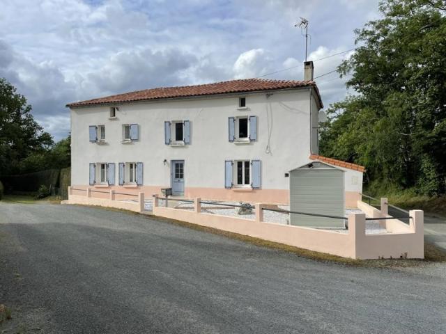 Charmante maison en pierre avec vue sur la campagne