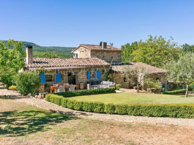 Charmante maison en pierre dans un cadre rural idyllique. 115m² Saignon