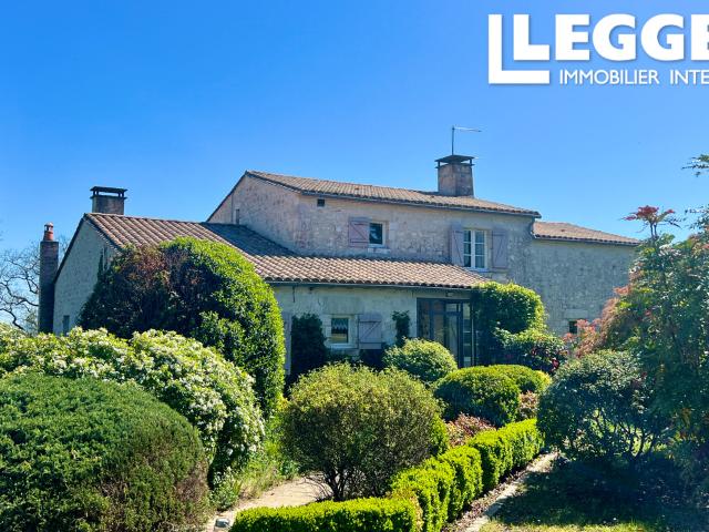 Charmante maison en pierre de 5 chambres avec piscine, 4 hectares de terrain et superbes vues sur la campagne