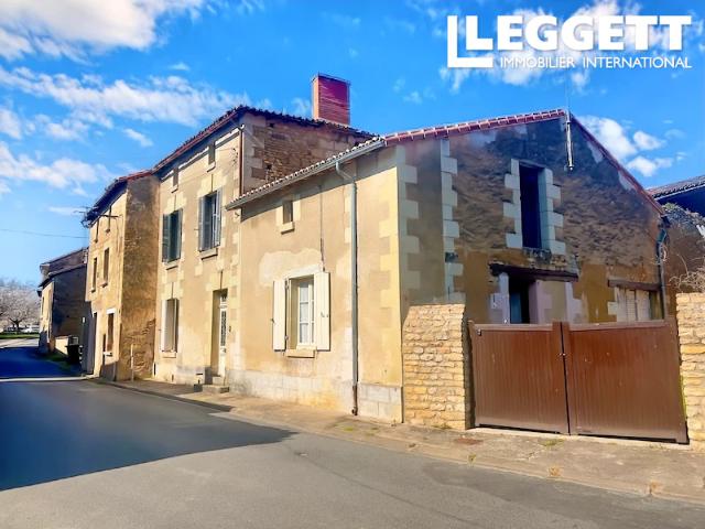 Maison de caractère + potentiel – 2/3 ch, cour privée, cœur de village de Moncontour