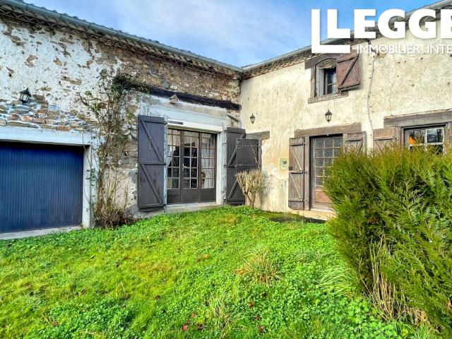 Charmante maison en pierre de 3 chambres avec garage attenant et jardin. Située dans un hameau tranquille