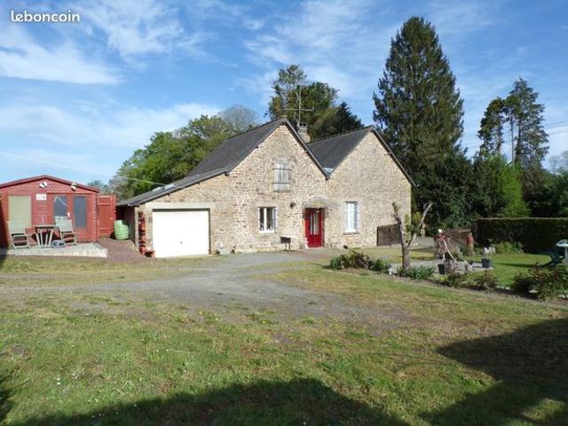 Charmante maison en pierre de plain pied de 2 chambres avec garage et dépendances