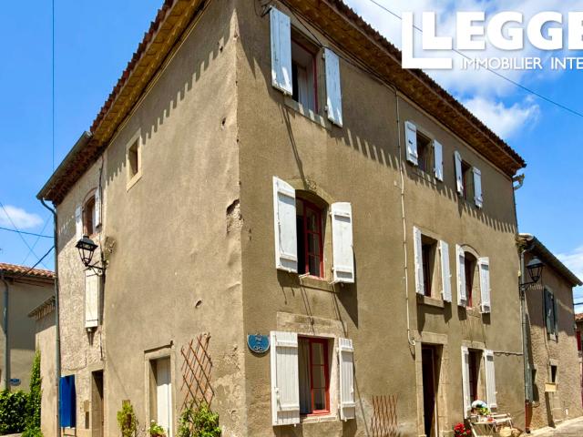 Charmante maison en pierre de quatre chambres avec volets blancs, située dans un joli village