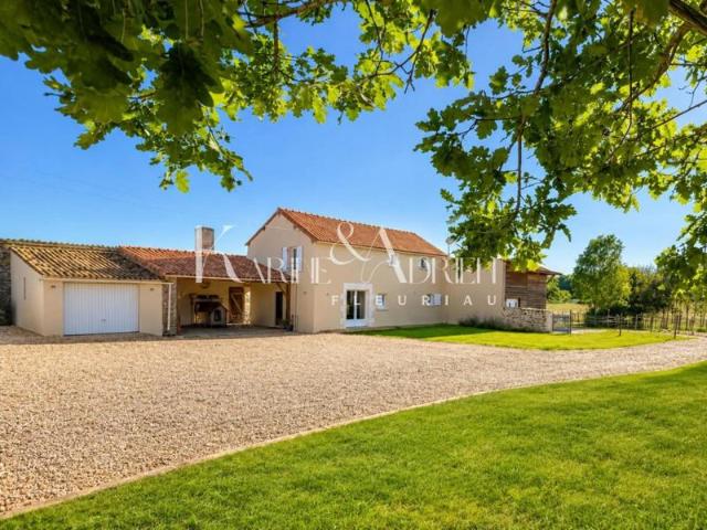 Charmante maison en pierre lumineuse, 3 chambres,préau,garage et écurie