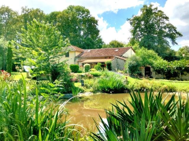 Charmante Maison en Pierre Rénovée, Mare, Ruisseau, Vue Magn. 170m² Roumazières Loubert
