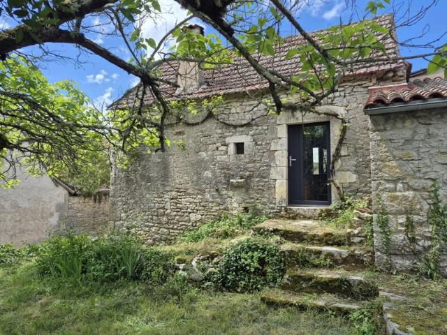 Charmante maison en pierre rénovée au cœur d’un hameau paisible