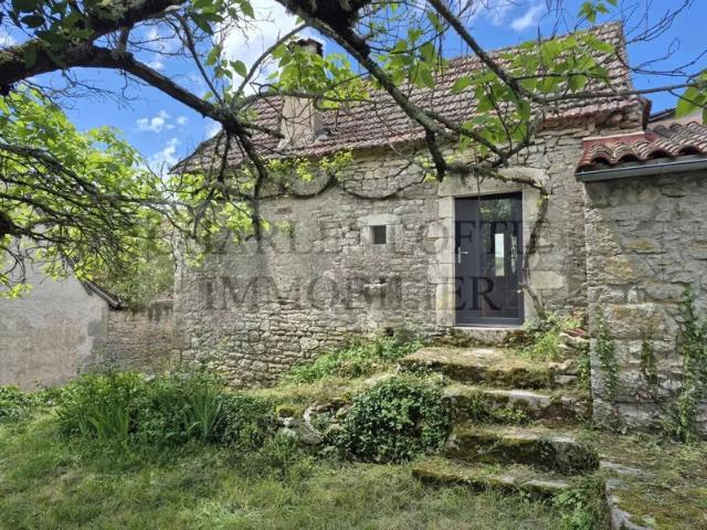 Charmante maison en pierre rénovée au cœur d’un hameau paisible