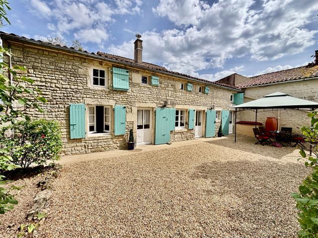 Charmante maison en pierre rénovée avec jardin clos et garag. 95m² Villefagnan