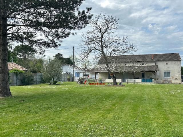 Charmante Maison en Pierre Rénovée avec Potentiel Locatif