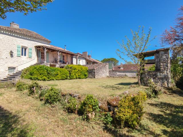 Charmante maison en pierre située dans un village, avec un joli jardin clos, une maison à restaurer et grange