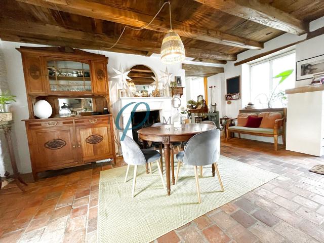 Charmante maison en pierre sur 3 niveaux, cœur du bourg