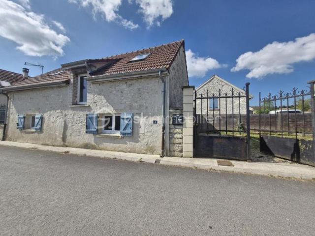 CHARMANTE MAISON EN PIERRES AVEC TERRASSE ET JARDIN