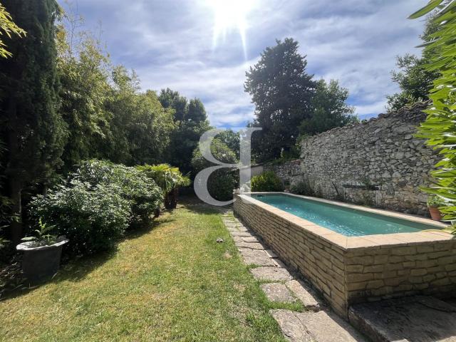 Charmante maison en pierres historique dans le village avec. 290m² Robion