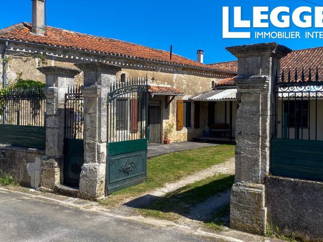 Charmante maison en pierres rénovée. 2 chambres. Jardin. Cour et dépendances. Création de gîte possible.