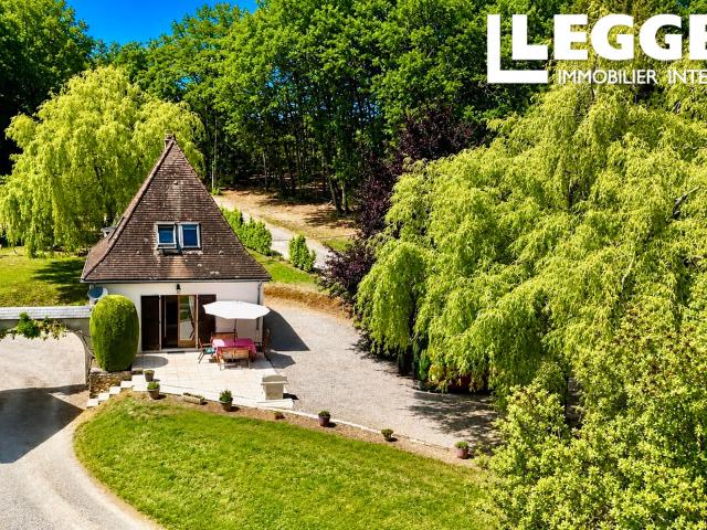 Charmante maison en résidence de vacances, grande piscine, parc boisé et vue panoramique, près de Sarlat