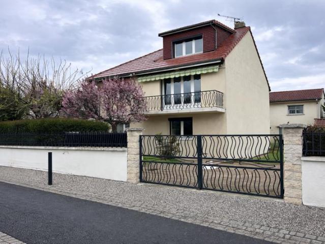 Charmante maison familiale avec jardin arboré, balcon et 5 c