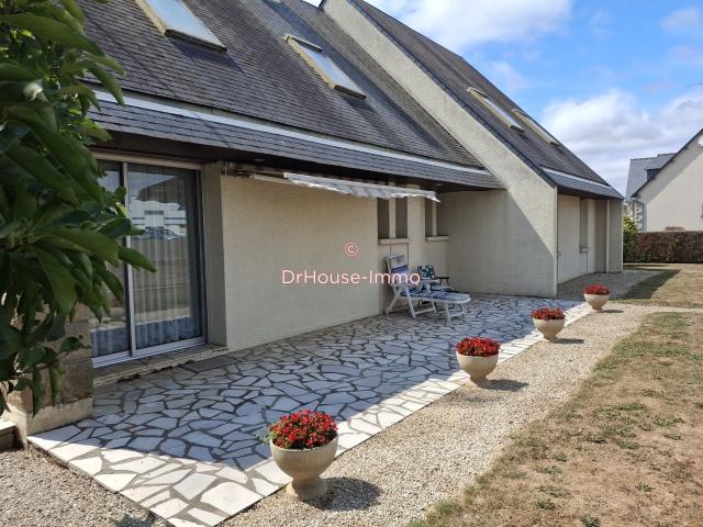 Charmante maison familiale avec vie de plain pied, 4 pièces, 150m², à Saint Hilaire du Harcouët, avec sous sol terrain de 1065 m2 et joli potentiel