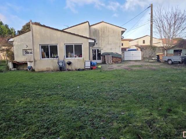 Charmante maison familiale de 6 pièces avec terrasse et garage à Saint Germain de la Rivière