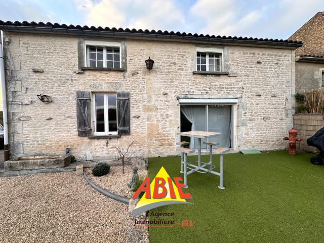 Charmante maison familiale de 176 m2 avec grand terrain et dépendances à Rives d’Autise