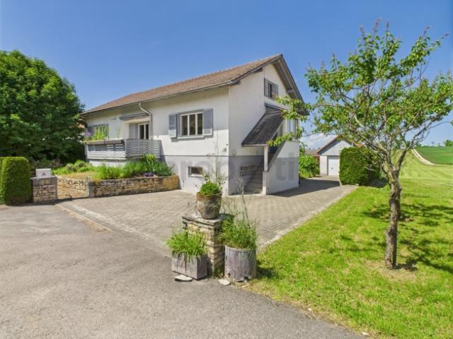 Charmante maison individuelle avec pavillon de jardin, garage et jardin dans un environnement calme à Pleigne / Charmantes Einfamilienhaus mit Gästehaus, Garten und Garage in ruhiger Lage in Pleigne
