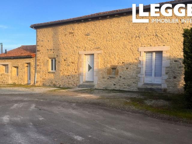 Charmante maison individuelle en pierre de 2 chambres. Située dans un hameau paisible. Sur un terrain de 3.4ha
