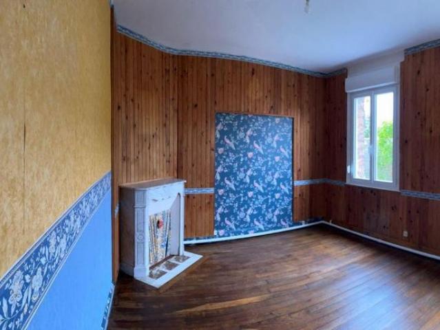 Charmante maison individuelle, proche de commerces et écoles, quartier calme, comprenant: Au r.