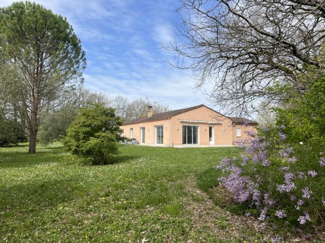 Charmante maison lumineuse avec jardin arboré près de Lectou