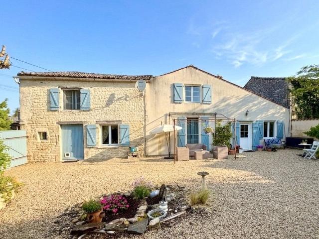 Charmante maison rénovée avec piscine, au calme, commerces à. 114m² Bresdon