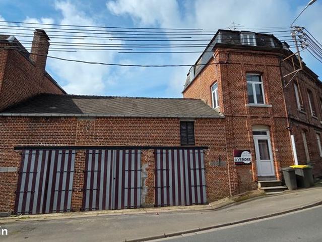 Charmante maison rénovée et avec 3 garages située à Wignehies