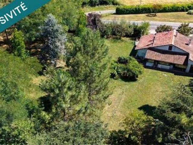CHARMANTE MAISON SUR UN GRAND TERRAIN