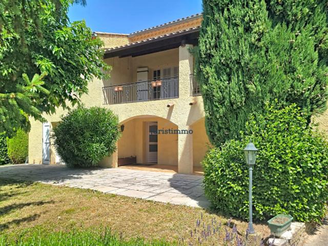 Charmante maison soignée de 208 m2 sur 1800m2 de terrain ave