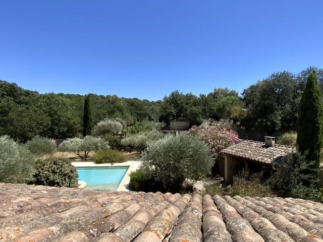Charmante maison spacieuse avec terrain arboré et piscine