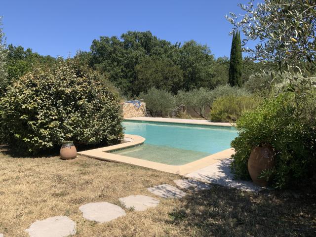 Charmante maison spacieuse avec terrain arboré et piscine